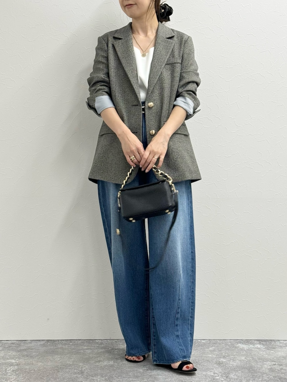 「ジャケット、ジャケットスタイル、ジャケットコーデ、デニム、デニムパンツ、デニムコーデ、サテン、サテンシャツ、きれいめカジュアル、休日スタイル、韓国ファッション、オトナカワイイ、シュシュ、パンツコーデ、キレイめ」｜「Rie Millerの【RM denim】ハイウエストバギーデニム（デニムパンツ、ブルー系）」を使った、ISHIDAさん（レディース・158cm）の夏コーディネートの8枚目の写真