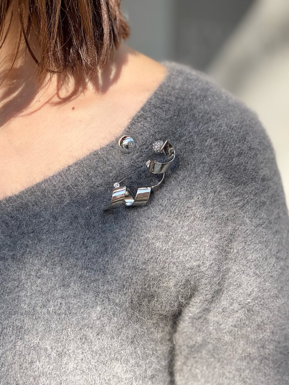 ベージュ系のその他パンツ、ブラック系のパンプス、イエロー系のノーカラーコートを着用したレディースの冬コーディネートの4枚目の写真