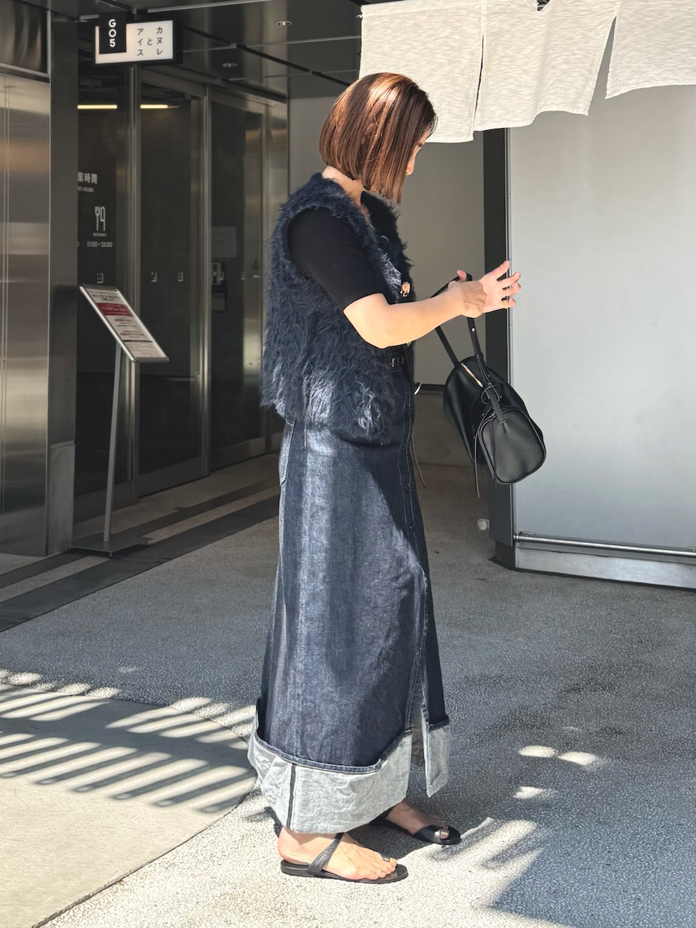 「着こなしのちょこっとテク、休日スタイル、デニム、おでかけコーデ、オトナカジュアル、オトナ女子、大人かわいい、今日のコーデ、大人コーデ、150cm台コーデ、小物で作る初秋コーデ、今から使える秋の先取りコーデ、ベスト、ベストコーデ、ベストスタイル」｜「NOLLEY’Sの【LEFIJE/レフィエ】スクエアバックルベルト（ベルト、ブラック系）」を使った、ISHIDAさん（骨格ウェーブ・レディース・158cm）の夏コーディネートの3枚目の写真