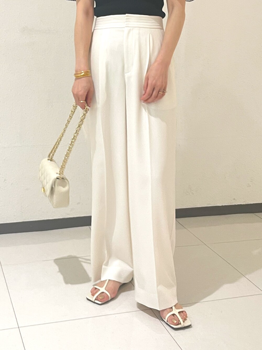 ホワイト系のその他パンツ、ホワイト系のショルダーバッグ、ブルー系のシャツ/ブラウスを着用したレディースの春コーディネートの3枚目の写真