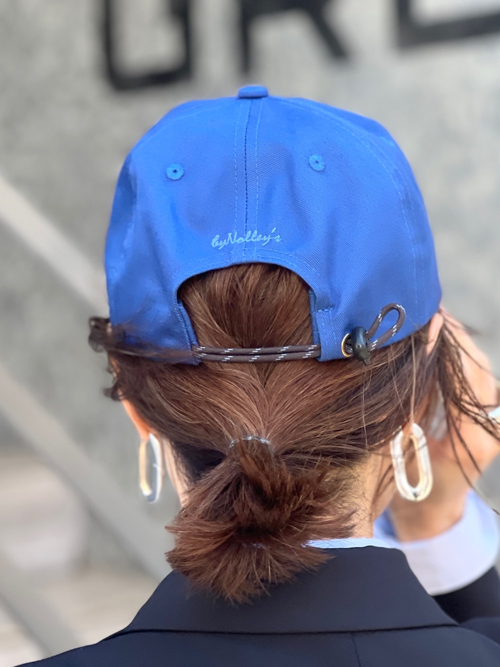 ブルー系のテーラードジャケット、ブルー系のトートバッグ、グレー系のスウェットパンツを着用したレディースの春コーディネートの4枚目の写真