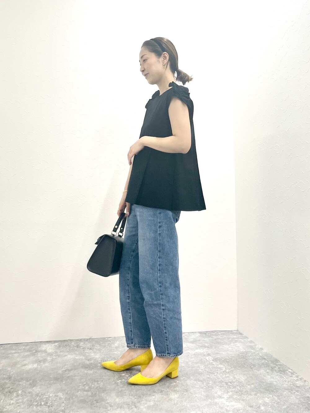 「フリルトップス、肩フリル、ノースリーブ、デニム、デニムコーデ、ootd、スポーツサンダル、ママコーデ、モノトーン、夏コーデ、休日スタイル、シルバーバッグ」｜「NOLLEY’Sのショルダータックフリルプルオーバーカットソー（Tシャツ/カットソー、ブラック系）」を使った、ISHIDAさん（レディース・158cm）の夏コーディネートの2枚目の写真