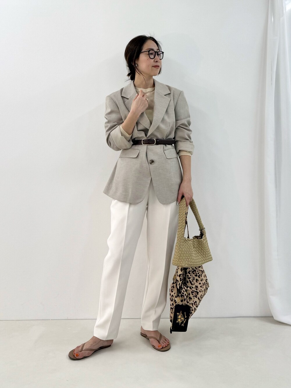 ベージュ系のショルダーバッグ、イエロー系のTシャツ/カットソー、グレー系のテーラードジャケットを着用したレディースの冬コーディネートの2枚目の写真