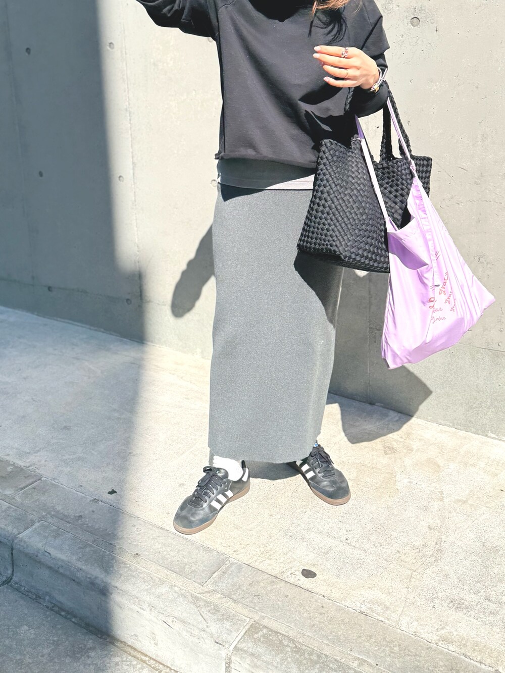 「今日のコーデ、春服コーデ、大人コーデ、おでかけコーデ、レイヤードコーデ、ゆるコーデ、モノトーン、ジャケット/アウター、オトナ女子、スウェット、スウェットコーデ、タイトスカート」｜「NOLLEY’SのメッシュトートバッグM【MD 二見☆別注カラーあり】（トートバッグ、ブラック系）」を使った、ISHIDAさん（レディース・158cm）の春コーディネートの7枚目の写真