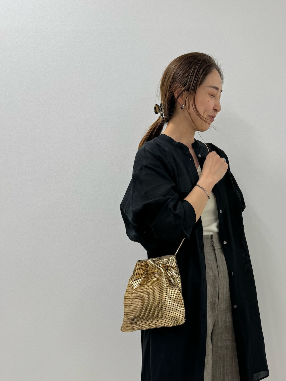 「ロングシャツ、シアートップス、シアーシャツ、ショートパンツ、メタリックバッグ、ゴールドアクセ、ゴールド、レイヤードスタイル、きれいめカジュアル、シンプルコーデ、大人女子、シャツスタイル、へザー、ヘアクリップ」｜「NOLLEY’Sのシアーロングシャツ（シャツ/ブラウス、ブラック系）」を使った、ISHIDAさん（レディース・158cm）の春コーディネートの7枚目の写真