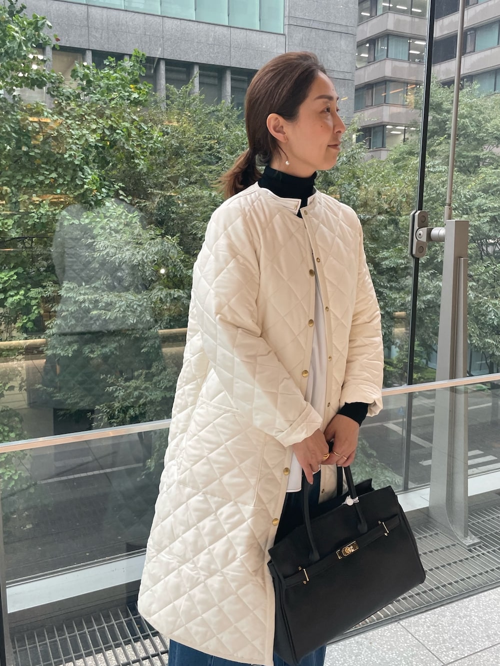 「Traditional Weatherwear、キルティング、キルティングコート、中綿ジャケット、白コート、きれいめカジュアル、デニム、シャツスタイル、秋コーデ、お出かけコーデ、シンプルコーデ、リボンブラウス、デニムコーデ」｜「NOLLEY’Sの【TRADITIONAL WEATHERWEAR/トラディショナル ウェザーウェア】ARKLEY LONG（その他アウター、ホワイト系）」を使った、ISHIDAさん（レディース・158cm）の秋コーディネートの6枚目の写真
