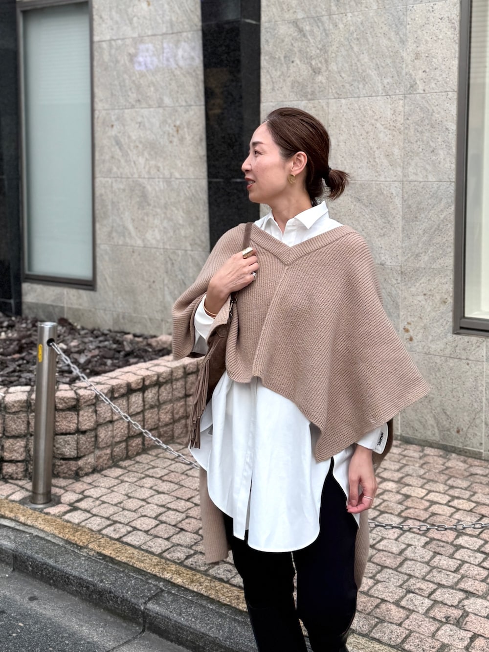 ベージュ系のニット/セーター、ホワイト系のシャツ/ブラウス、ベージュ系のショルダーバッグを着用したレディースの夏コーディネートの5枚目の写真