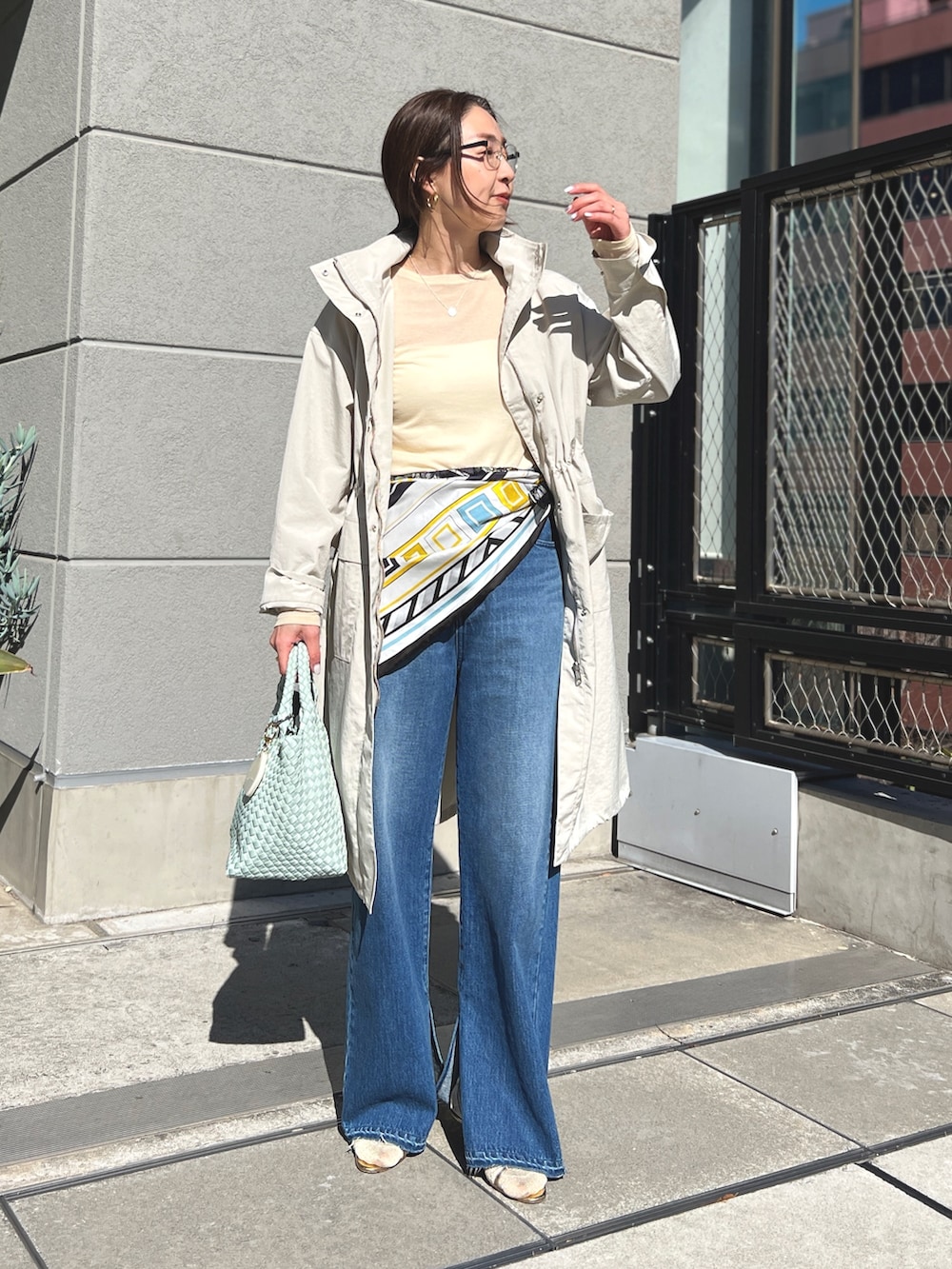 「ジャケット、春色、春めき満開コーデ、デニム、レイヤードスタイル、シンプルコーデ、キレイめカジュアル、パンツコーデ、オトナカジュアル、ラフコーデ、150cm台コーデ、シンプルスタイル」｜「manipuriの【manipuri/マニプリ】レース三角スカーフ（バンダナ/スカーフ、ブルー系）」を使った、ISHIDAさん（レディース・158cm）の春コーディネートの10枚目の写真