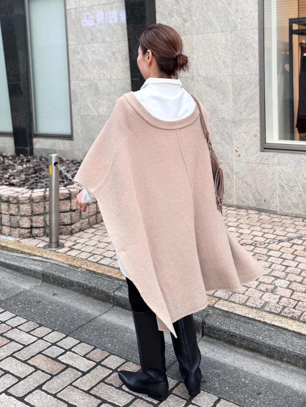 ベージュ系のニット/セーター、ホワイト系のシャツ/ブラウス、ベージュ系のショルダーバッグを着用したレディースの夏コーディネートの6枚目の写真