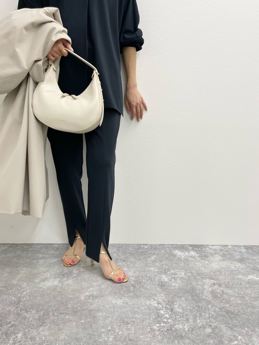「お出かけコーデ、シンプルコーデ、卒業式、卒園式、ママコーデ、ママファッション、40代ファッション、セットアップ、スリットパンツ、チュニック、春コーデ、春アウター、トレンチコート、春色、ネイビー」｜「NOLLEY’Sの《セットアップ対応》ウォッシャブルカットジョーゼットVネックドルマンブラウス（シャツ/ブラウス、ブルー系）」を使った、ISHIDAさん（レディース・158cm）の冬コーディネートの7枚目の写真