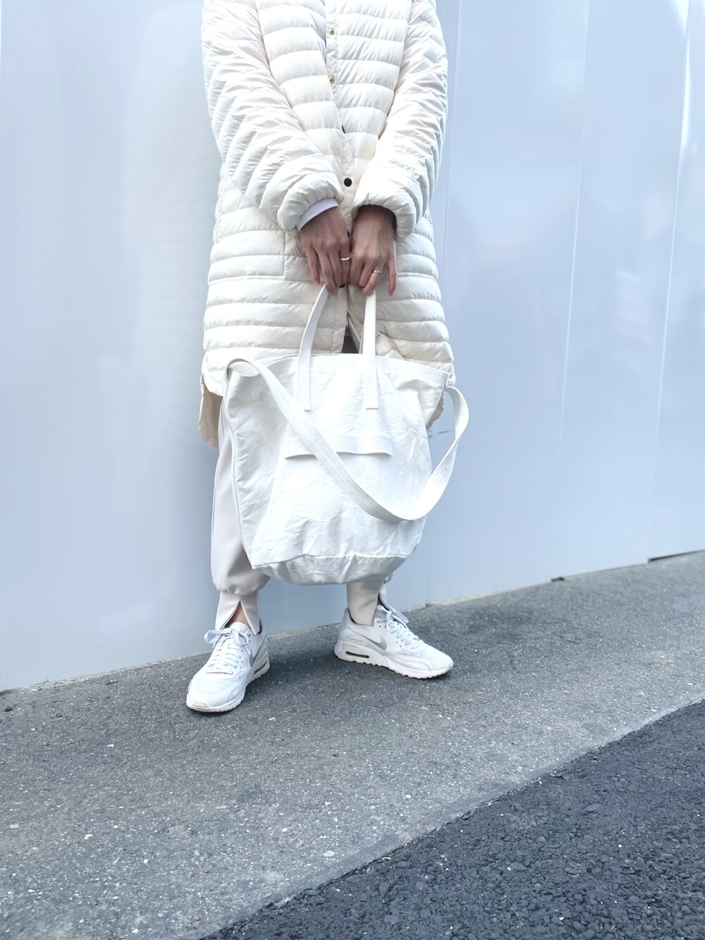 「白スニーカー、白ダウン、ダウンジャケット、ダウンコート、インナーダウン、Traditional Weatherwear、春コーデ、冬コーデ、ママコーデ、スニーカー、スナップ、スニーカーコーデ」｜「Traditional Weatherwearの◇【WEB限定カラーあり】【TRADITIONAL WEATHERWEAR】ARKLEY LONG DOWN PA（ダウンジャケット/コート、ホワイト系）」を使った、ISHIDAさん（レディース・158cm）の冬コーディネートの6枚目の写真