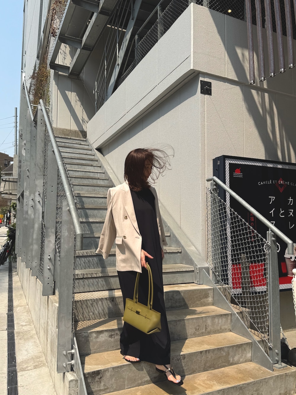 「春夏コーデ、シンプルコーデ、ワンピース、きれいめカジュアル、休日スタイル、サンダル、お出かけコーデ、デートコーデ、オトナカワイイ、大人カジュアルコーデ、今日のコーデ」｜「NOLLEY’Sの◇【WEB限定】【追加】ウォッシャブルダンボール2WAYワンピース（ワンピース、ブラック系）」を使った、ISHIDAさん（レディース・158cm）の春コーディネートの7枚目の写真