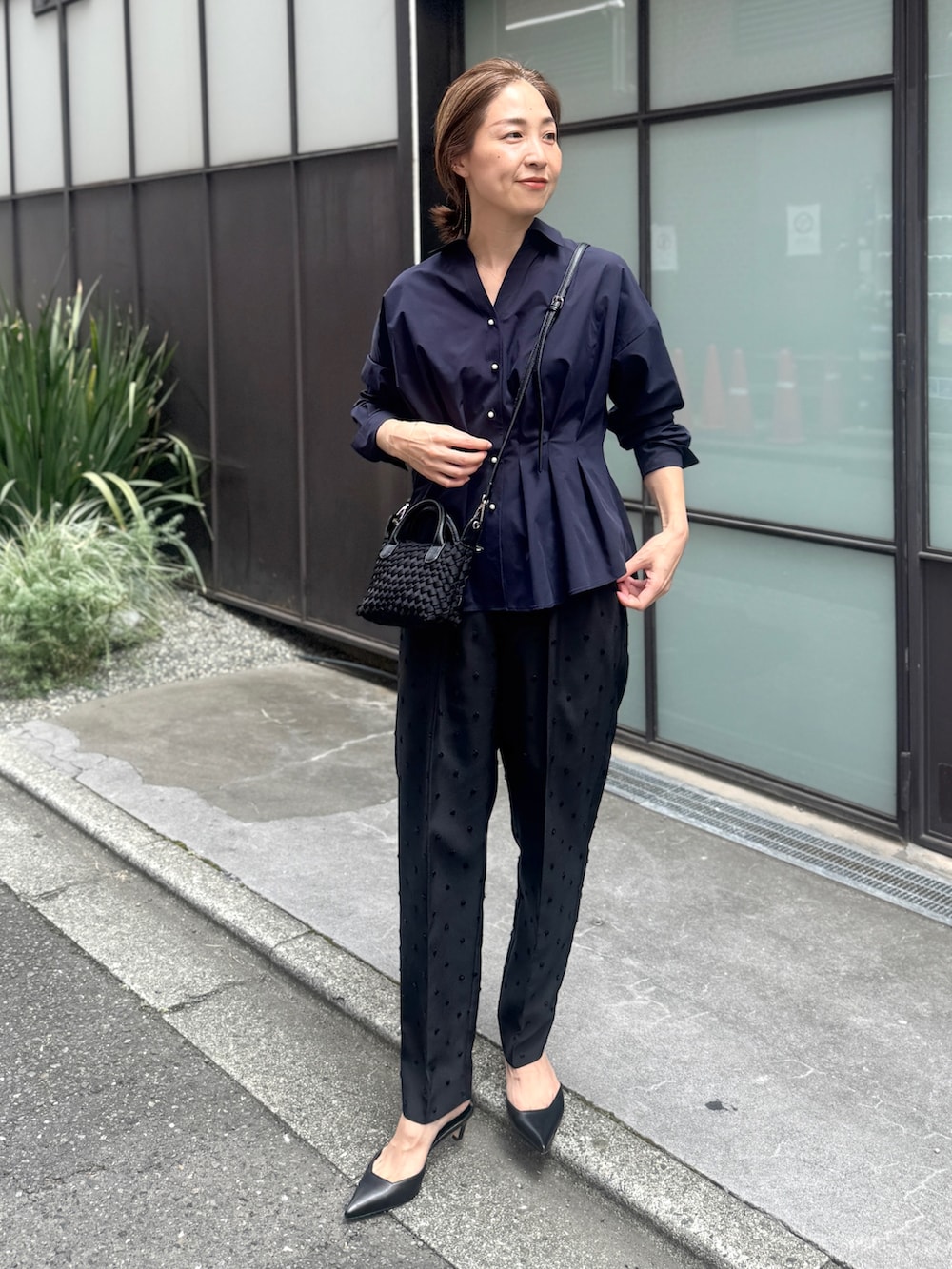 ブラック系のその他パンツ、ブラック系のトートバッグ、ブラック系のショルダーバッグを着用したレディースの夏コーディネートの9枚目の写真
