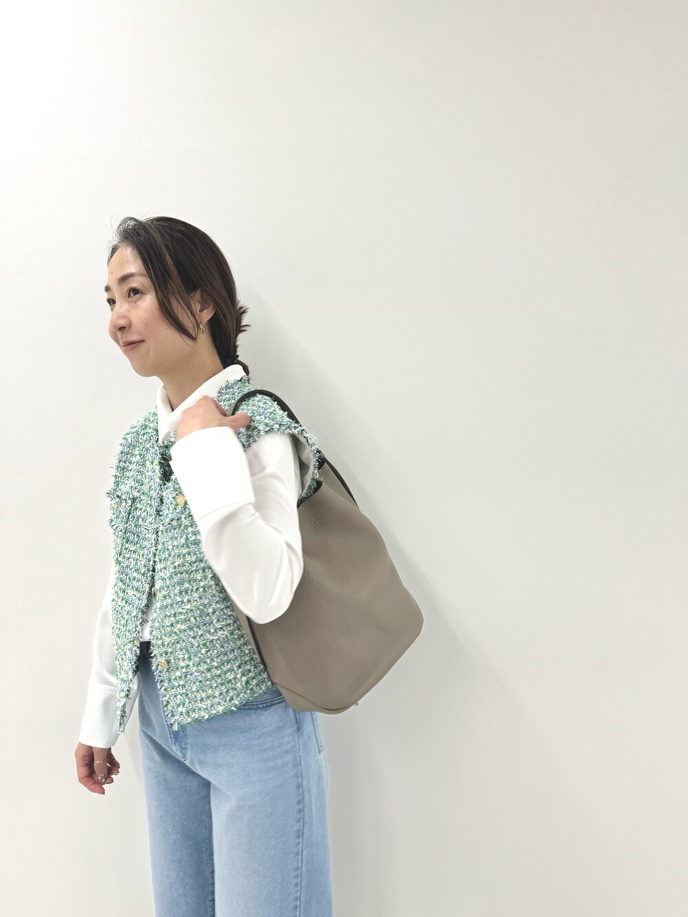 「ツイードベスト、ツイード、ジレ、ジレスタイル、ジレコーデ、ジレベスト、襟付きブラウス、ブラウス、ブラウス×デニム、ブラウスコーデ、ブラウス×パンツ」｜「NOLLEY’Sの《セットアップ対応》カラーツイードショートジレ（ベスト、グリーン系）」を使った、ISHIDAさん（レディース・158cm）の冬コーディネートの7枚目の写真