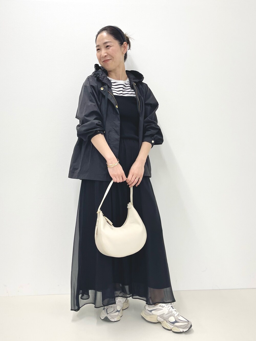 「マンパ、春コート、マリンコーデ、ビスチェ、ロングスカート、ママコーデ、ラウンドバッグ、スニーカーコーデ、スニーカー、カジュアルコーデ、大人カジュアル、ボーダー、ワントーンコーデ、春のおしゃ見えテクニック、キャミワンピ」｜「NOLLEY’Sのプチ2ラインイヤリング（イヤリング、ゴールド系）」を使った、ISHIDAさん（レディース・158cm）の春コーディネートの8枚目の写真