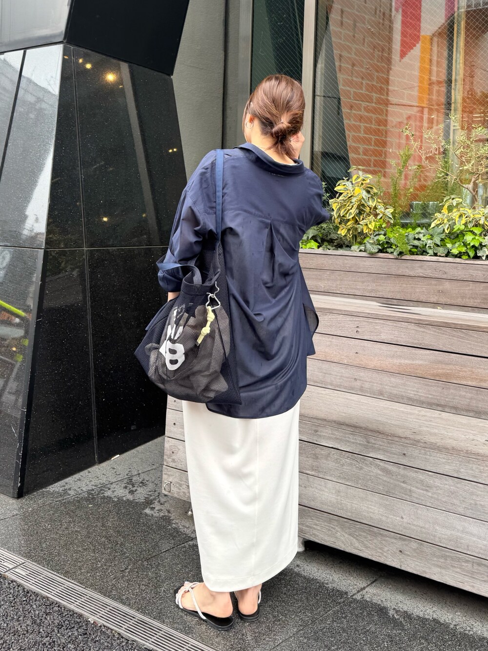 ホワイト系のワンピース、ブルー系のエコバッグ/サブバッグ、ブルー系のシャツ/ブラウスを着用したレディースの夏コーディネートの5枚目の写真