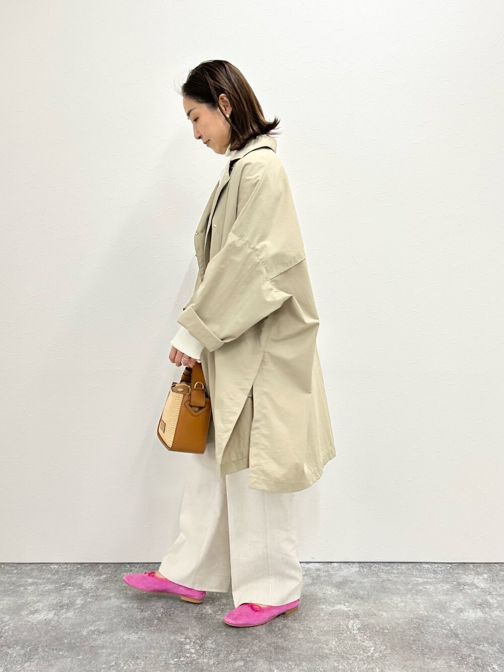 「ピンク、春服みてみて、休日スタイル、トレンチコート、春コーデ、ワイドパンツ、ベージュ、ベージュコーデ、ベージュパンツ、春アウター、パンツコーデ、バレエシューズ」｜「NOLLEY’Sのウォッシャブル撥水タフタオーバーコート（その他アウター、ベージュ系）」を使った、ISHIDAさん（レディース・158cm）の春コーディネートの4枚目の写真