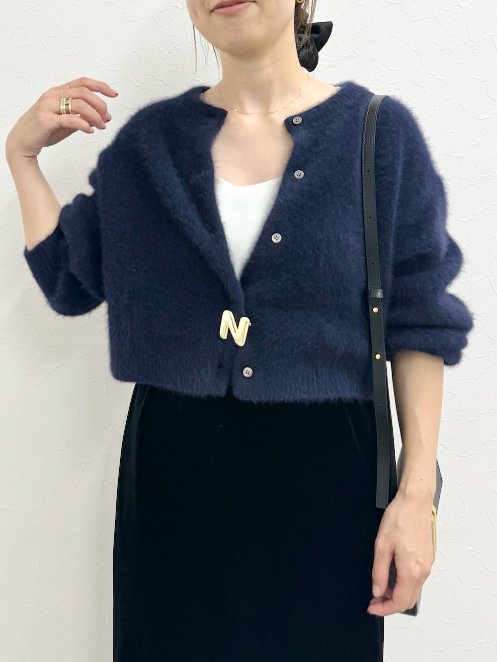 「カーディガン、ふわふわ、ヘアリーニット、ショート丈トップス、ショートカーディガン、短丈、ベロア、ベロアスカート、ブローチ、デメリエー、サテンシャツ、サテンシュシュ、ママコーデ、ママファッション、大人カジュアル」|「NOLLEY’Sのウォッシャブルベロアセミタイトスカート(スカート、ブラック系)」を使った、ISHIDAさん(レディース・158cm)の秋コーディネートの7枚目の写真