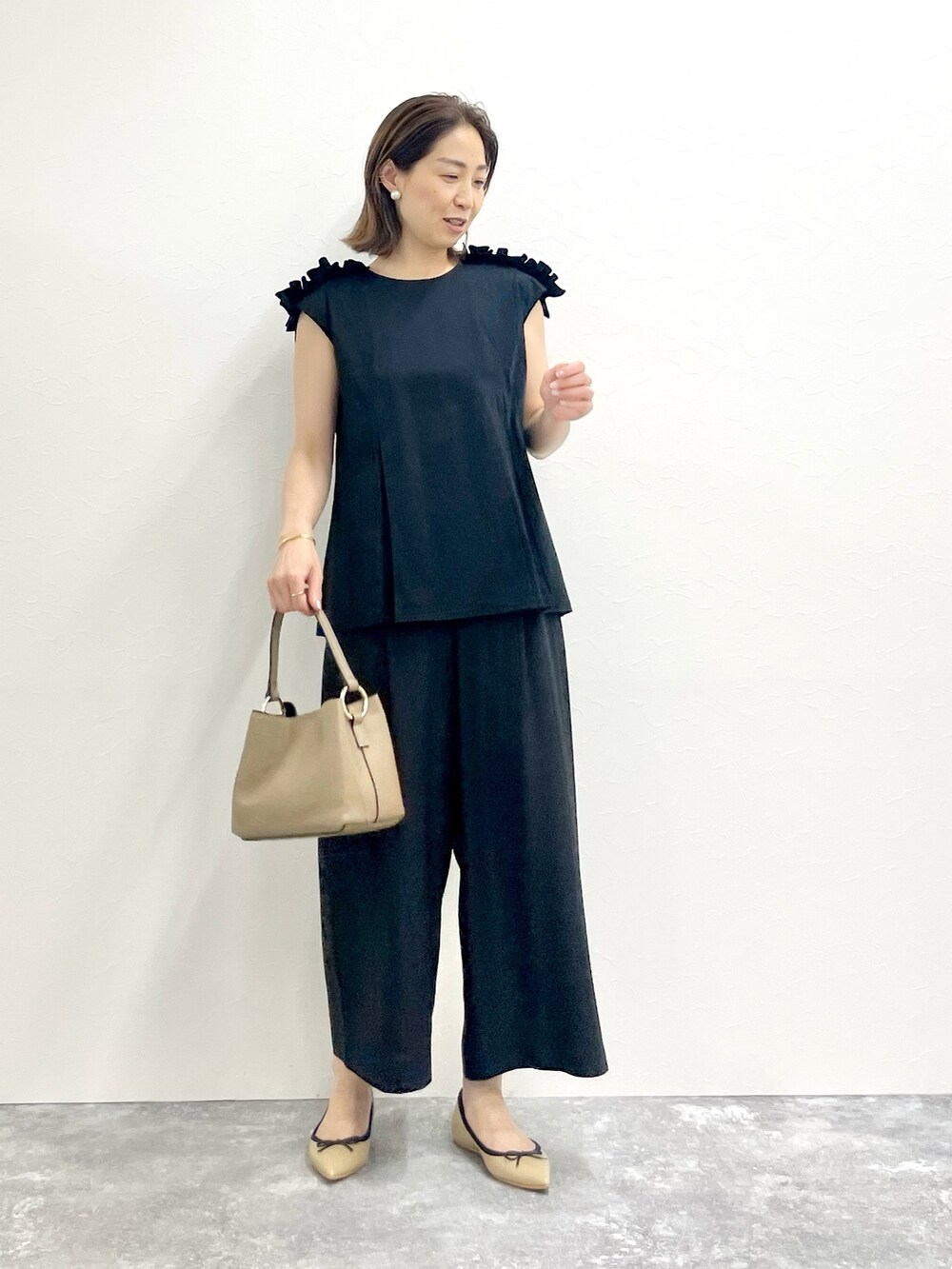 「セットアップ、肩フリル、フリルトップス、ブラックコーデ、ワイドパンツ、キレイめ、フォーマル、ママコーデ、シンプルコーデ、大人コーデ、夏、パンツスタイル、通勤コーデ」｜「NOLLEY’Sのショルダータックフリルプルオーバーカットソー（Tシャツ/カットソー、ブラック系）」を使った、ISHIDAさん（レディース・158cm）の夏コーディネートの2枚目の写真