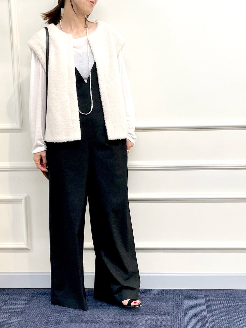「ボア、ベスト、ジレ、ショート丈トップス、ボアベスト、サロペット、ミニバッグ、シアートップス、ロンT、シアーTシャツ、レイヤードスタイル、休日スタイル、ママコーデ」｜「VIOLAd'OROのアイテム（ショルダーバッグ、ブラウン系）」を使った、ISHIDAさん（レディース・158cm）の秋コーディネートの6枚目の写真