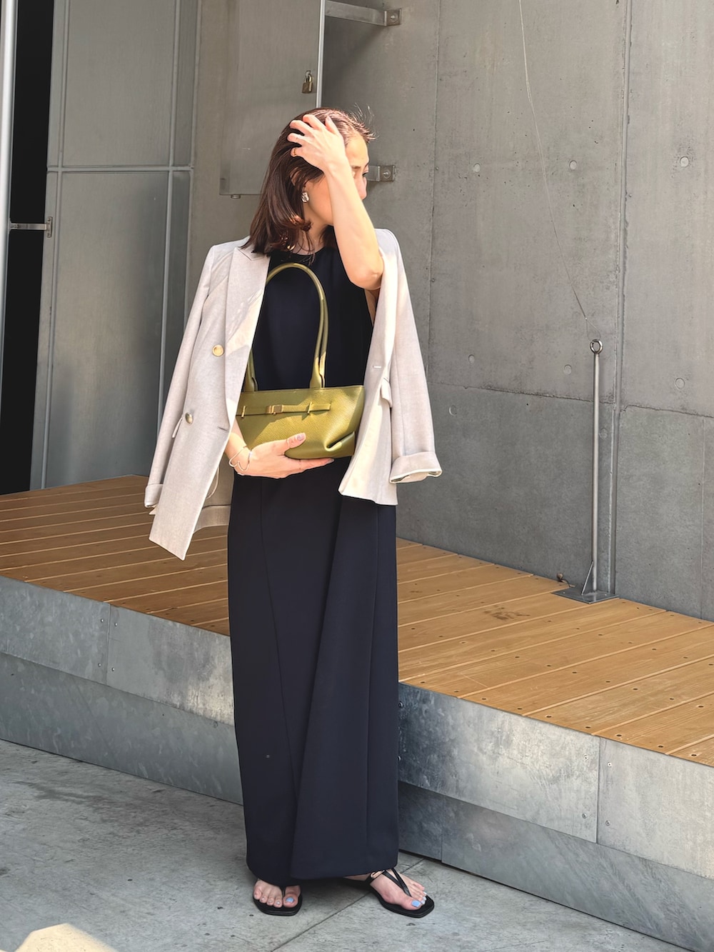 「春夏コーデ、シンプルコーデ、ワンピース、きれいめカジュアル、休日スタイル、サンダル、お出かけコーデ、デートコーデ、オトナカワイイ、大人カジュアルコーデ、今日のコーデ」｜「NOLLEY’Sの◇【WEB限定】【追加】ウォッシャブルダンボール2WAYワンピース（ワンピース、ブラック系）」を使った、ISHIDAさん（レディース・158cm）の春コーディネートの2枚目の写真