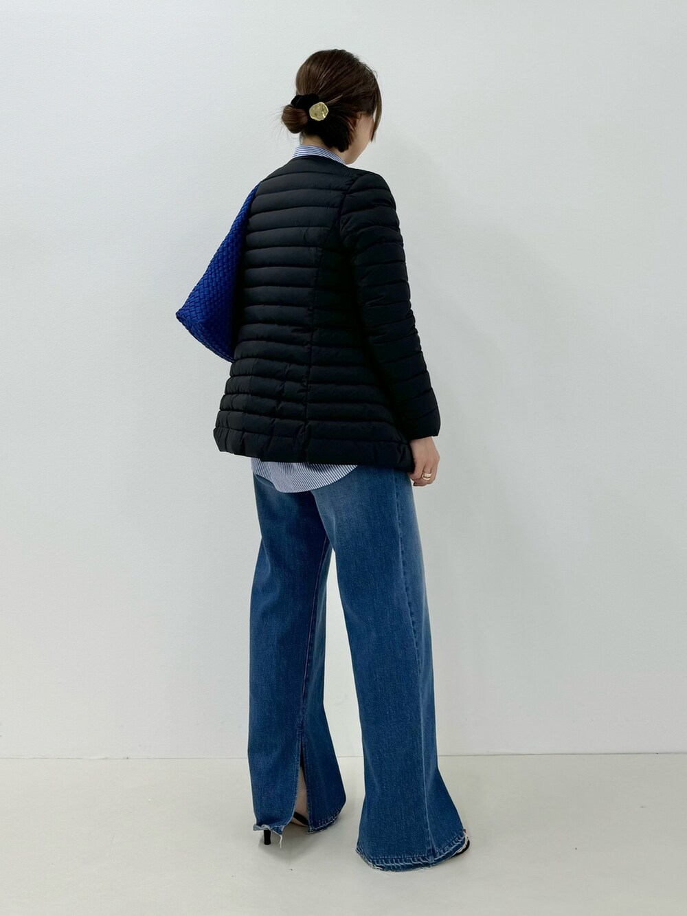 「タトラス、ダウンジャケット、ダウンコート、ダウンコーデ、ライトダウン、ショートダウン、TATRAS、TATRAS別注、シャツスタイル、デニムコーデ、スリットデニム、rmdenim」｜「TATRASの【TATRAS/タトラス】NOSTAノーリーズ別注 24AW（ダウンジャケット/コート、ブルー系）」を使った、ISHIDAさん（レディース・158cm）の冬コーディネートの4枚目の写真