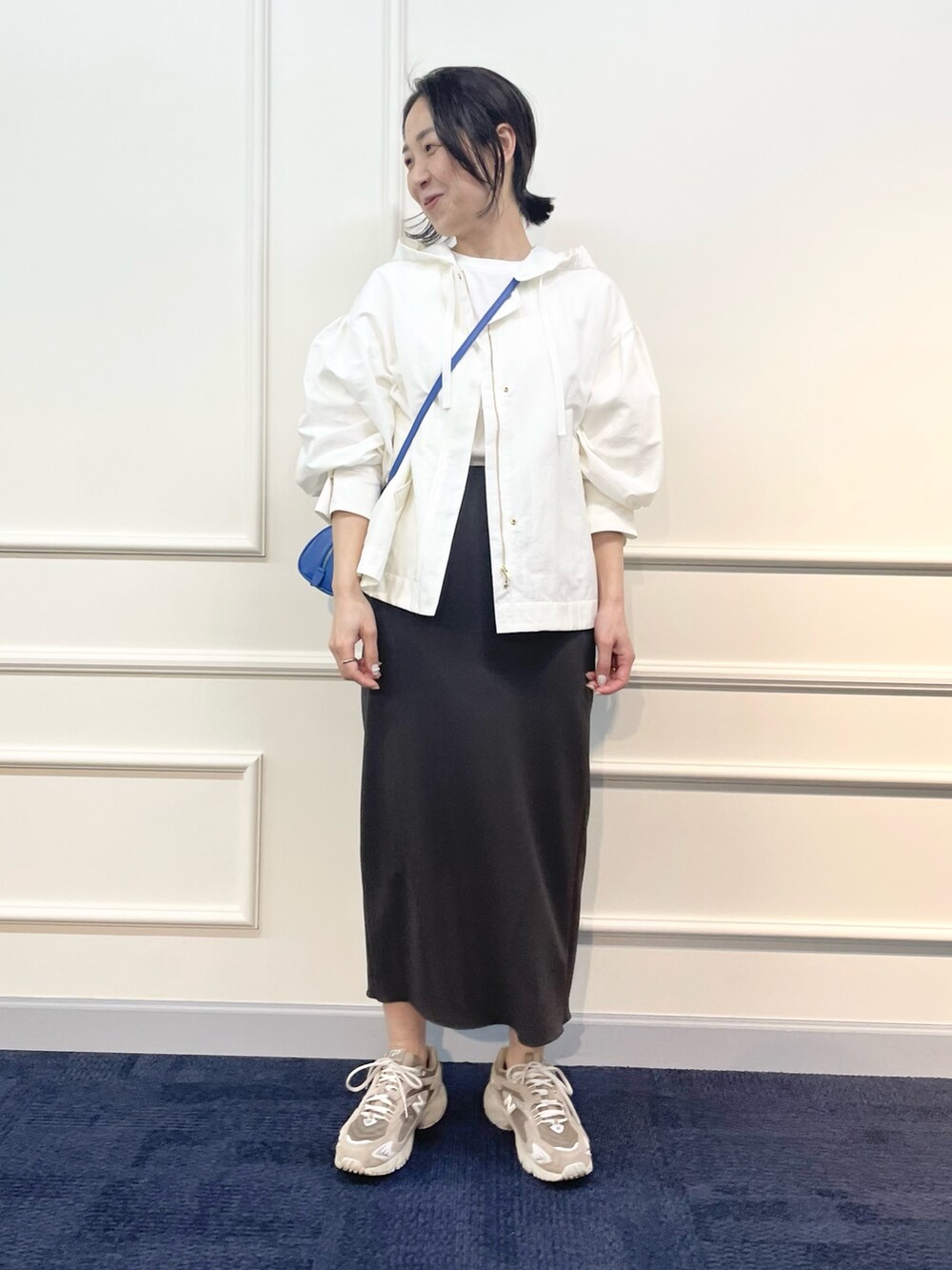 「ブルゾン、マンパ、マウンテンパーカー、春アウター、タイトスカート、休日スタイル、ママコーデ、ママファッション、お花見、スニーカーコーデ、スニーカー、大人カジュアル、カジュアルコーデ、いまどきジャケット写真」｜「NOLLEY’Sのウォッシャブル2WAYショートマウンテンパーカー（マウンテンパーカー、ホワイト系）」を使った、ISHIDAさん（レディース・158cm）の春コーディネートの3枚目の写真