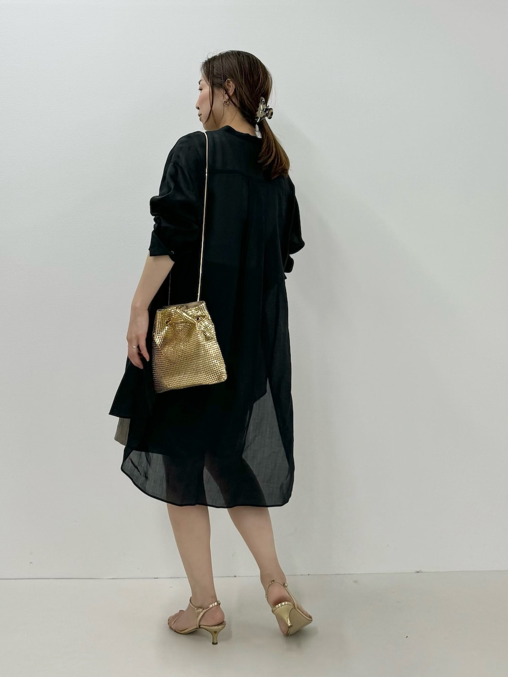 「ロングシャツ、シアートップス、シアーシャツ、ショートパンツ、メタリックバッグ、ゴールドアクセ、ゴールド、レイヤードスタイル、きれいめカジュアル、シンプルコーデ、大人女子、シャツスタイル、へザー、ヘアクリップ」｜「NOLLEY’Sのシアーロングシャツ（シャツ/ブラウス、ブラック系）」を使った、ISHIDAさん（レディース・158cm）の春コーディネートの8枚目の写真