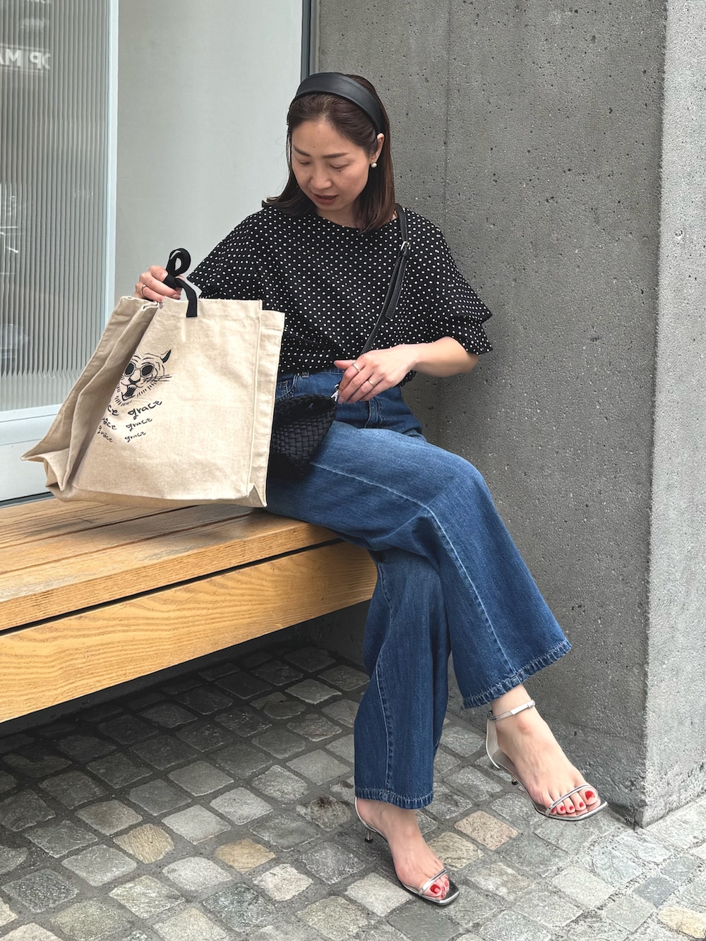「柄シャツ、サンダル、プチプラ、初夏コーデ、夏ファッション、大人女子、大人コーデ、大人カジュアルコーデ、オトナカワイイ、キレイめコーデ、ドット柄、ドット、ドットブラウス、エコバッグ、カチューシャコーデ」|「NOLLEY’Sの【追加】サッカードットバックフリルブラウス(シャツ/ブラウス、ブラック系)」を使った、ISHIDAさん(レディース・158cm)の夏コーディネートの4枚目の写真
