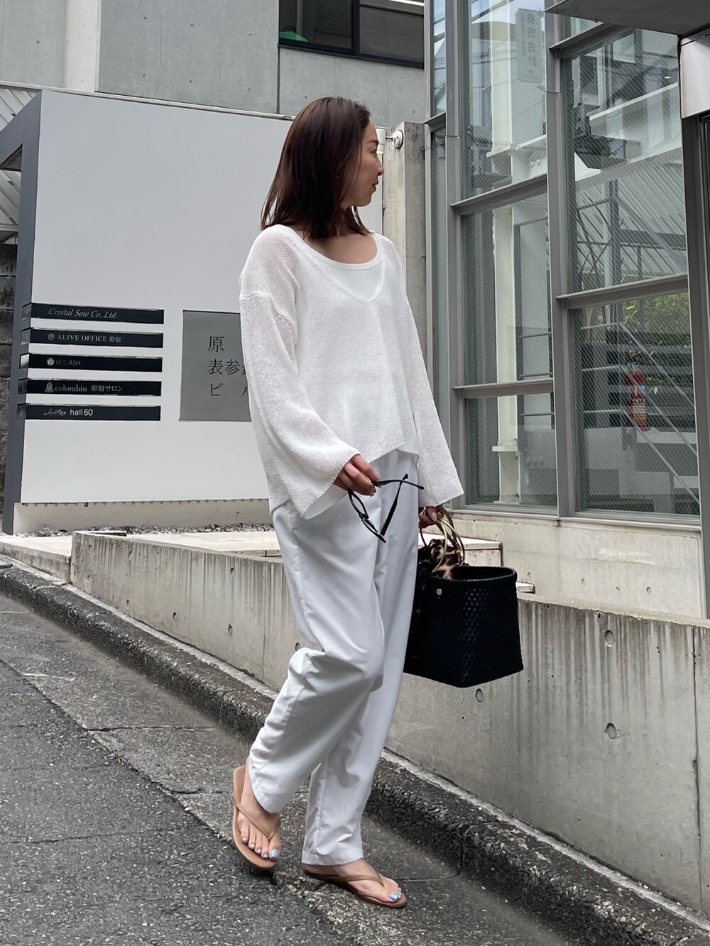 「セットアップ、サンダル、レイヤードスタイル、春夏コーデ、シンプルコーデ、淡色コーデ、きれいめカジュアル、休日スタイル、シアートップス、モノトーン、トートバッグ、リラックススタイル、大人コーデ、ゆるコーデ、オトナ女子」｜「NOLLEY’Sの【grace grace/グラスグラス】グラスケレザーチャームケース（コインケース、イエロー系）」を使った、ISHIDAさん（レディース・158cm）の春コーディネートの2枚目の写真
