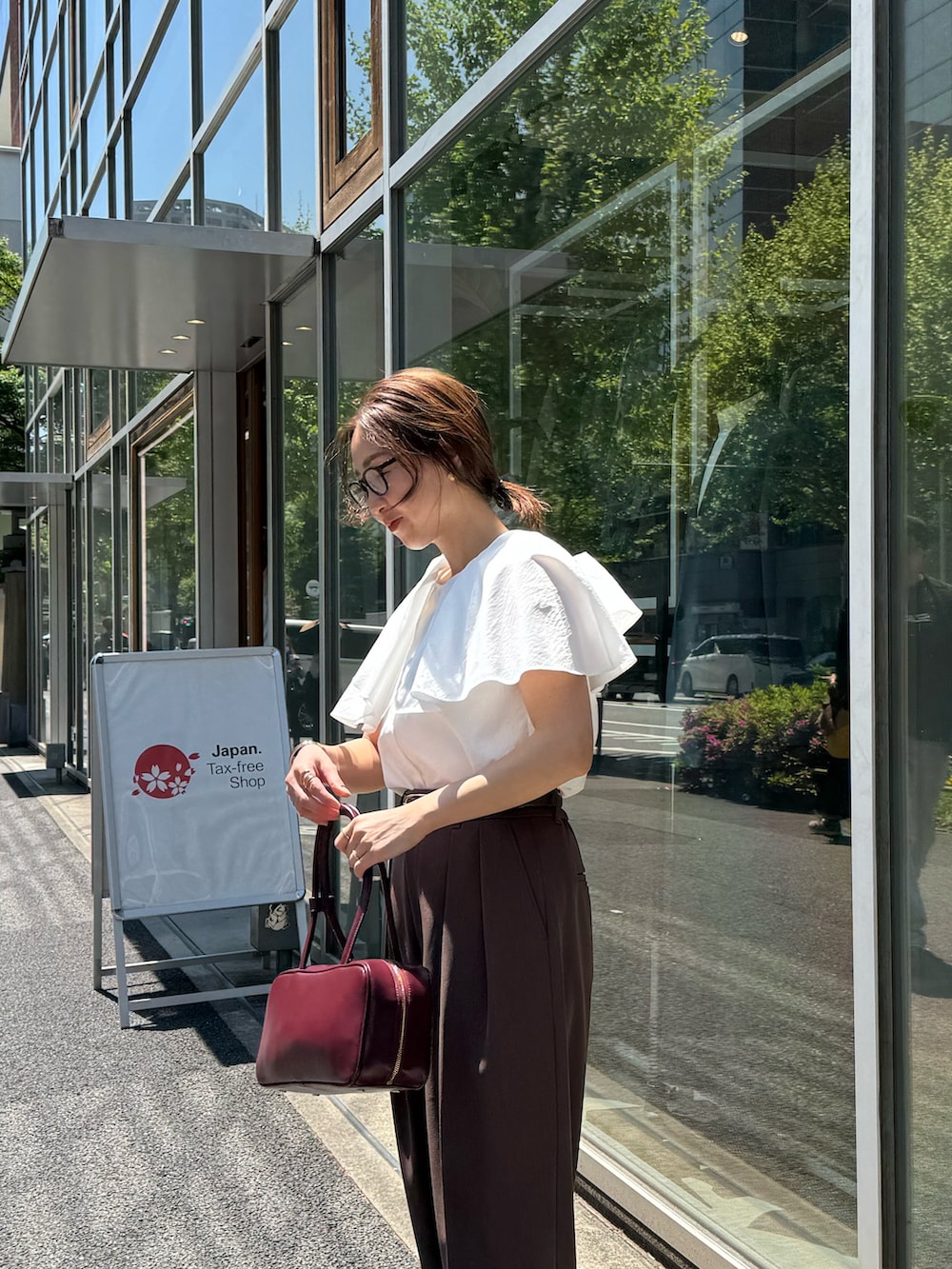 「ブラウンコーデ、ブラウン、ブラウンパンツ、スポーツミックス、デートコーデ、夏コーデ、夏服、オトナ女子、150cm台コーデ、夏、春夏コーデ、フリル」|「NOLLEY’S Sophiのウォッシャブル強撚ツイルワイドパンツ(その他パンツ、ブラウン系)」を使った、ISHIDAさん(レディース・158cm)の夏コーディネートの4枚目の写真