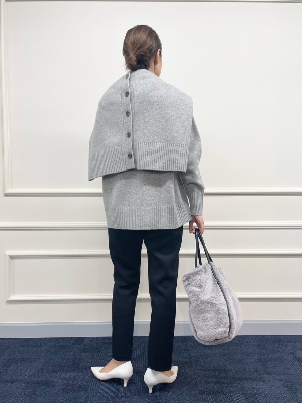 「ニット、ロングニット、カーディガン、グレー、スリットパンツ、スリット、パンツスタイル、パンツコーデ、ママコーデ、大人カジュアル、アンサンブル、休日スタイル、きれいめカジュアル、秋コーデ」|「NOLLEY’Sの◇【WEB限定】カシミヤブレンド長めクルーネックプルオーバーニット(ニット/セーター、グレー系)」を使った、ISHIDAさん(レディース・158cm)の秋コーディネートの3枚目の写真