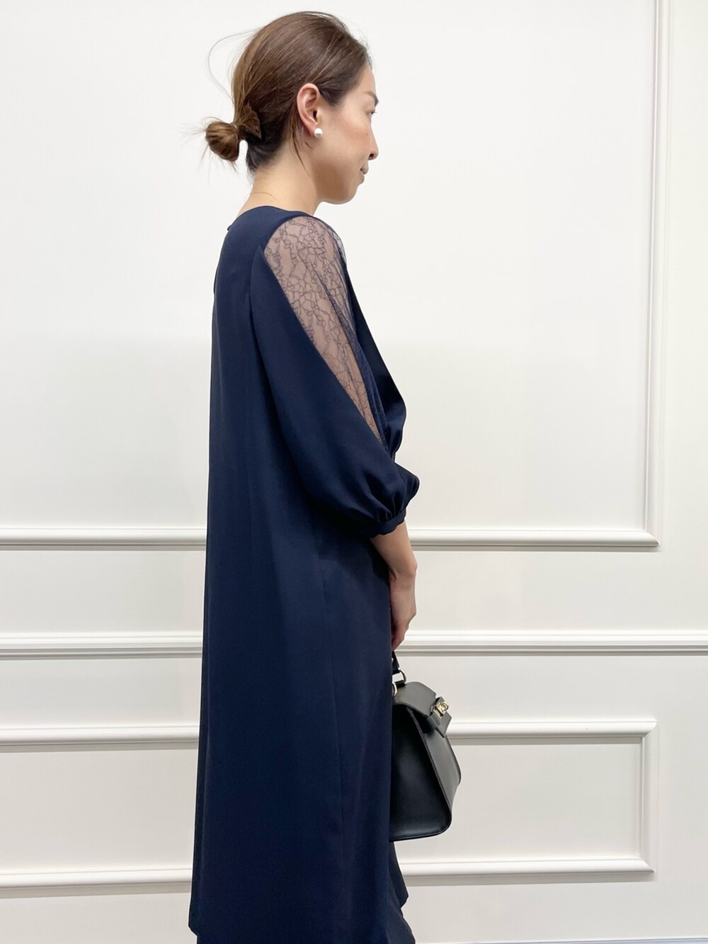 ブルー系のワンピース、ブラック系のショルダーバッグ、ホワイト系のピアス（両耳用）を着用したレディースの秋コーディネートの6枚目の写真