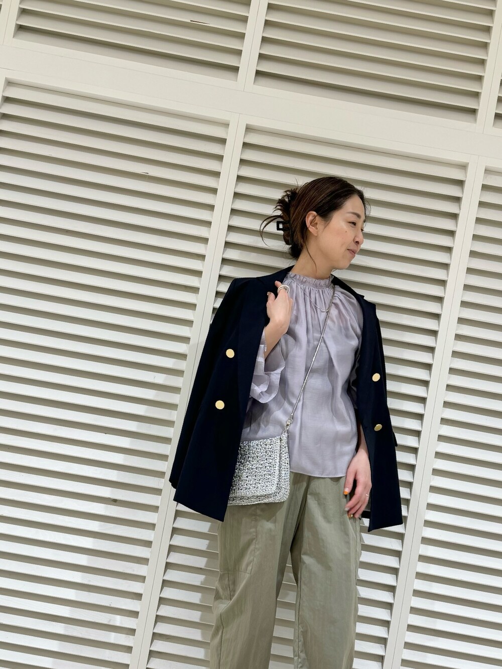 「お出かけコーデ、ジャケットスタイル、ジャケット、紺ブレ、カーゴパンツ、綺麗めコーデ、きれいめカジュアル、春コーデ、春のNewスタイル、大人カジュアル、パンツスタイル、シア―ブラウス、ラベンダー」｜「NOLLEY’Sの【WEB限定サイズあり】ハイデンクロスカーブカーゴパンツ（その他パンツ、グリーン系）」を使った、ISHIDAさん（レディース・158cm）の春コーディネートの2枚目の写真