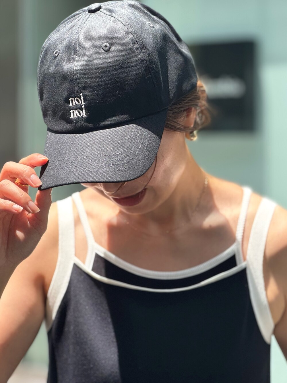 ブルー系のワンピース、ベージュ系のトートバッグ、ブラック系のキャミソールを着用したレディースの秋コーディネートの8枚目の写真