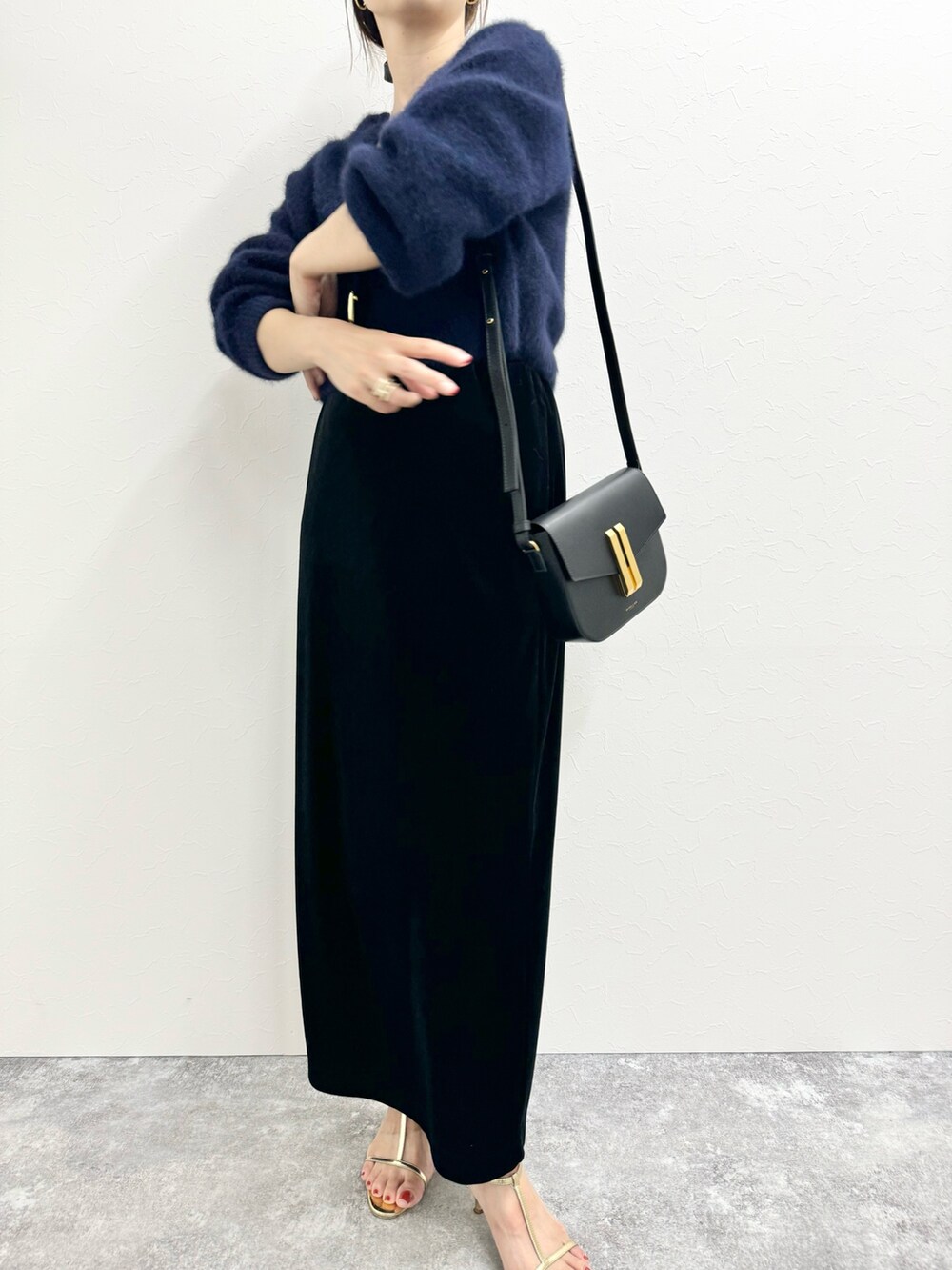 「カーディガン、ふわふわ、ヘアリーニット、ショート丈トップス、ショートカーディガン、短丈、ベロア、ベロアスカート、ブローチ、デメリエー、サテンシャツ、サテンシュシュ、ママコーデ、ママファッション、大人カジュアル」|「NOLLEY’Sのウォッシャブルベロアセミタイトスカート(スカート、ブラック系)」を使った、ISHIDAさん(レディース・158cm)の秋コーディネートの8枚目の写真