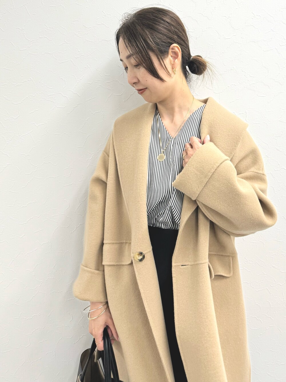 「おしゃ見えテクニック、秋コーデ、秋服コーデ、キレイめカジュアル、お出かけコーデ、ショートコート、ハーフコート、キャメルアウター、キャメル、ベージュコート、トートバッグ、ビッグバッグ、大人女子、ナロースカート」｜「NOLLEY’S Sophiの◇【WEB限定カラーあり】SUPER140リバーショールコート 24AW（ダッフルコート、イエロー系）」を使った、ISHIDAさん（レディース・158cm）の秋コーディネートの7枚目の写真