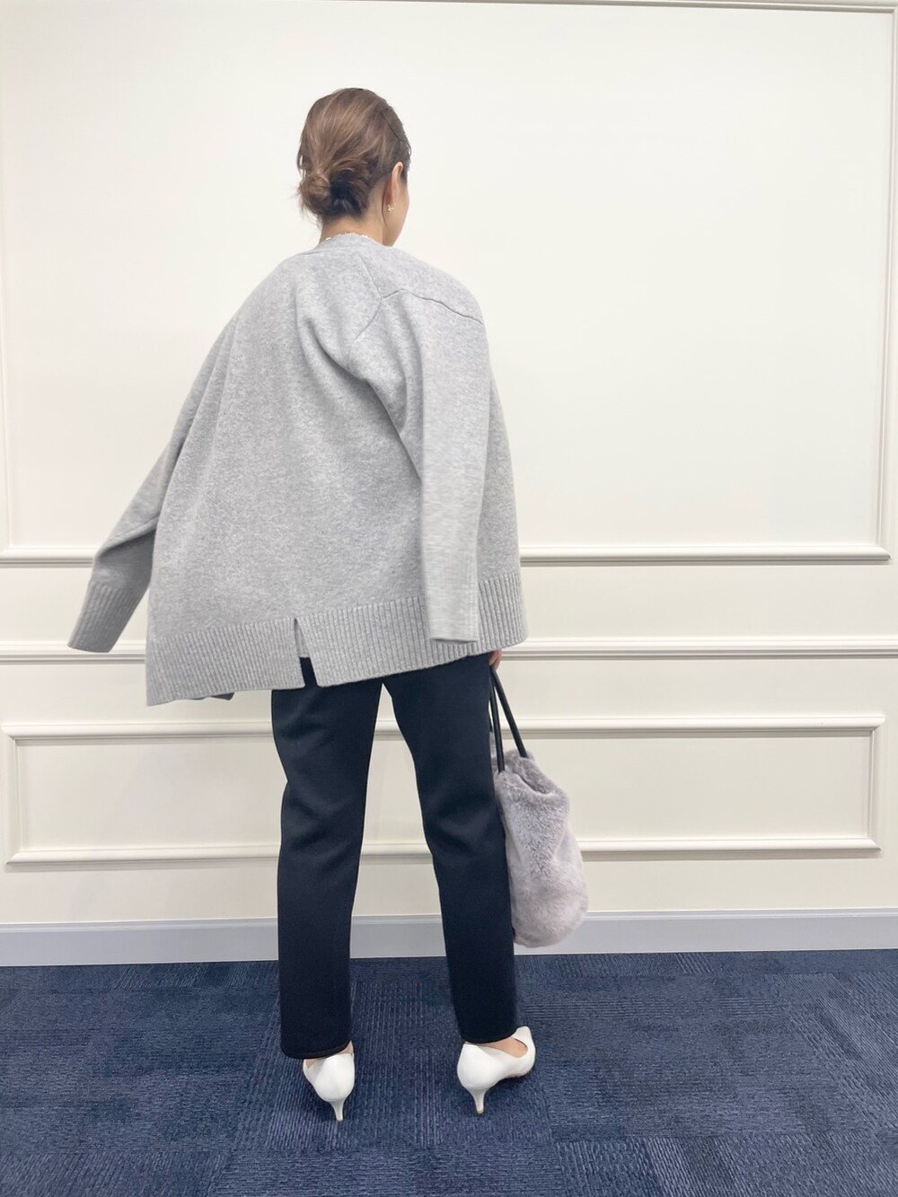 「ニット、ロングニット、カーディガン、グレー、スリットパンツ、スリット、パンツスタイル、パンツコーデ、ママコーデ、大人カジュアル、アンサンブル、休日スタイル、きれいめカジュアル、秋コーデ」|「NOLLEY’Sの◇【WEB限定】カシミヤブレンド長めクルーネックプルオーバーニット(ニット/セーター、グレー系)」を使った、ISHIDAさん(レディース・158cm)の秋コーディネートの7枚目の写真