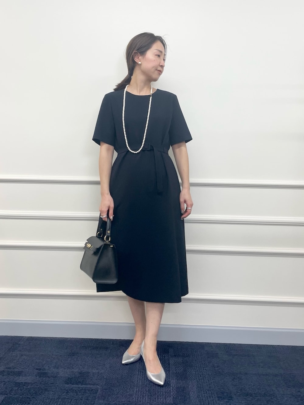 「ワンピース、ジャケット、ジャケットスタイル、ネイビーコーデ、ママコーデ、セレモニー、入学式、卒業式、卒園式、キレイめ、パールネックレス、シルバーシューズ、シルバーパンプス、レザーバッグ、ママファッション」｜「NOLLEY’Sのコットンパール12mm ピアス（ピアス（両耳用）、ホワイト系）」を使った、ISHIDAさん（レディース・158cm）の冬コーディネートの9枚目の写真