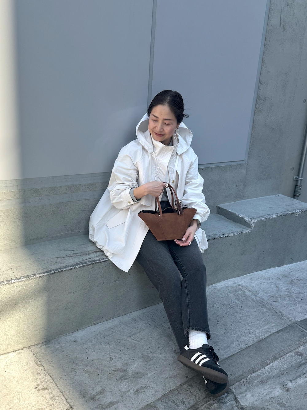 「春色、今日のコーデ、春服コーデ、大人コーデ、おでかけコーデ、ブラックコーデ、モノトーン、骨格ウェーブ、オトナ女子、ニットコーデ、マンパ、スニーカー、スニーカーコーデ、スニーカー女子、スニーカー×靴下」｜「AULENTTIの【AULENTTI/ オーレンティ】舟型トートバッグ（トートバッグ、イエロー系）」を使った、ISHIDAさん（レディース・158cm）の春コーディネートの10枚目の写真
