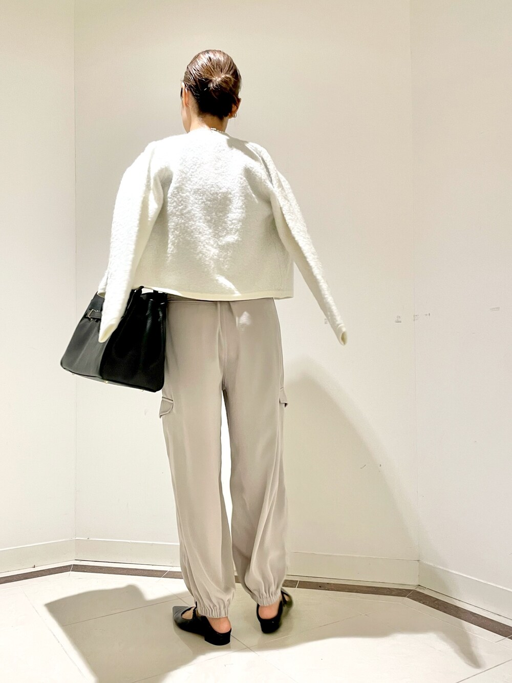 「淡水パール、パールネックレス、サテンパンツ、カーゴパンツ、きれいめカジュアル、ふわふわ、ふわふわカーディガン、ニットジャケット、飯豊まりえ、シアーロンT、シアートップス、シアー、パンツスタイル、お仕事コーデ、大きめバッグ」｜「AULENTTIの【AULENTTI/ オーレンティ】ひねりベルトレザートートバッグ（トートバッグ、ブラック系）」を使った、ISHIDAさん（レディース・158cm）の秋コーディネートの6枚目の写真