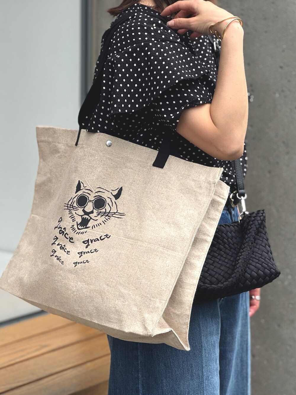 「柄シャツ、サンダル、プチプラ、初夏コーデ、夏ファッション、大人女子、大人コーデ、大人カジュアルコーデ、オトナカワイイ、キレイめコーデ、ドット柄、ドット、ドットブラウス、エコバッグ、カチューシャコーデ」|「NOLLEY’Sの【追加】サッカードットバックフリルブラウス(シャツ/ブラウス、ブラック系)」を使った、ISHIDAさん(レディース・158cm)の夏コーディネートの8枚目の写真