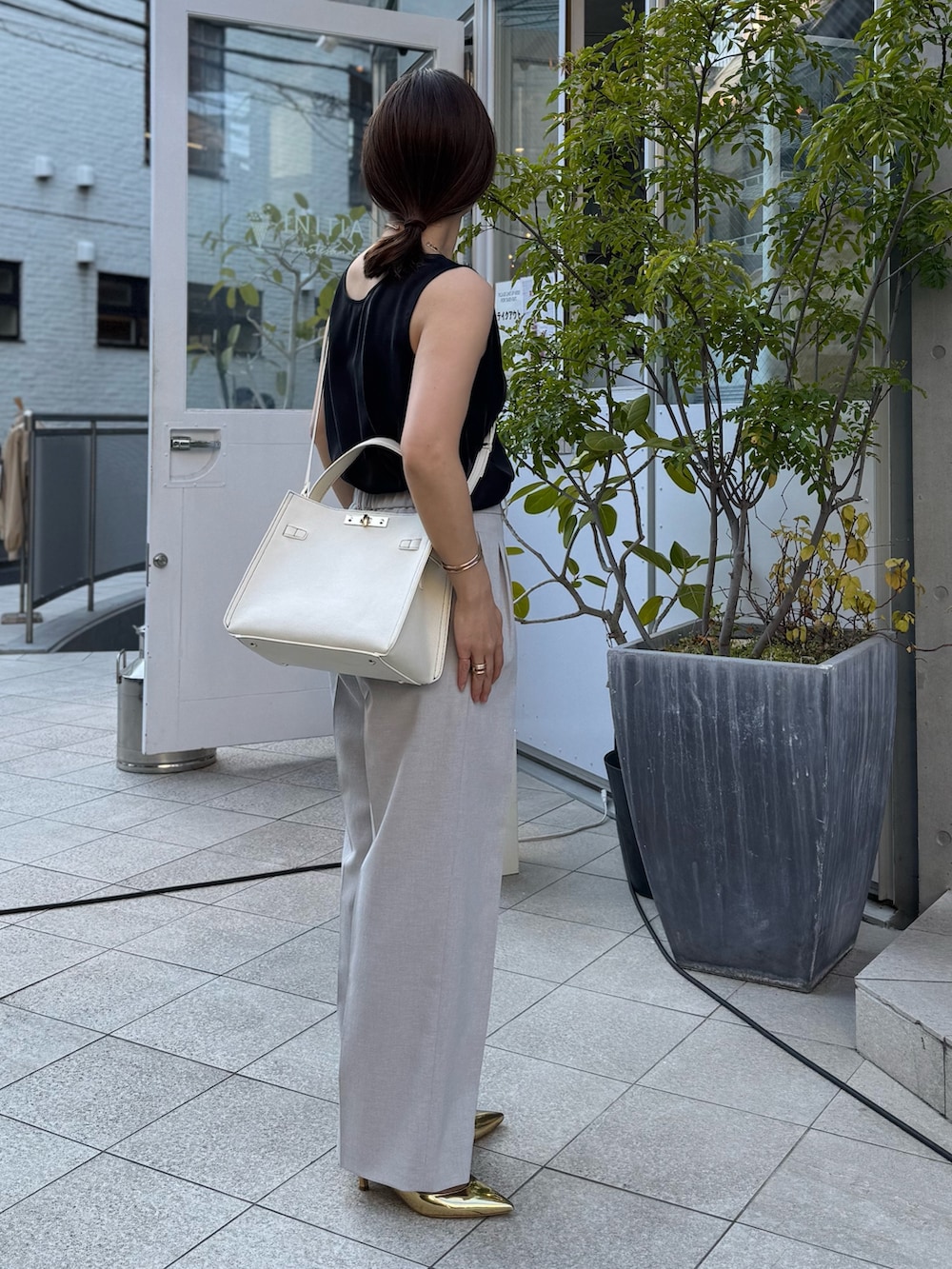 「スーツ、スーツスタイル、スーツコーデ、パンツスーツ、トートバッグ、トートバッグ 白、トートバッグ 黒、レザーバッグ、きれいめコーデ、大人ファッション、セットアップスタイル、今日のコーデ、ワントーンコーデ」|「NOLLEY’S Sophiの《セットアップ対応》ウォッシャブルライトドライシャンブレージャケット(テーラードジャケット、グレー系)」を使った、ISHIDAさん(レディース・158cm)の夏コーディネートの8枚目の写真