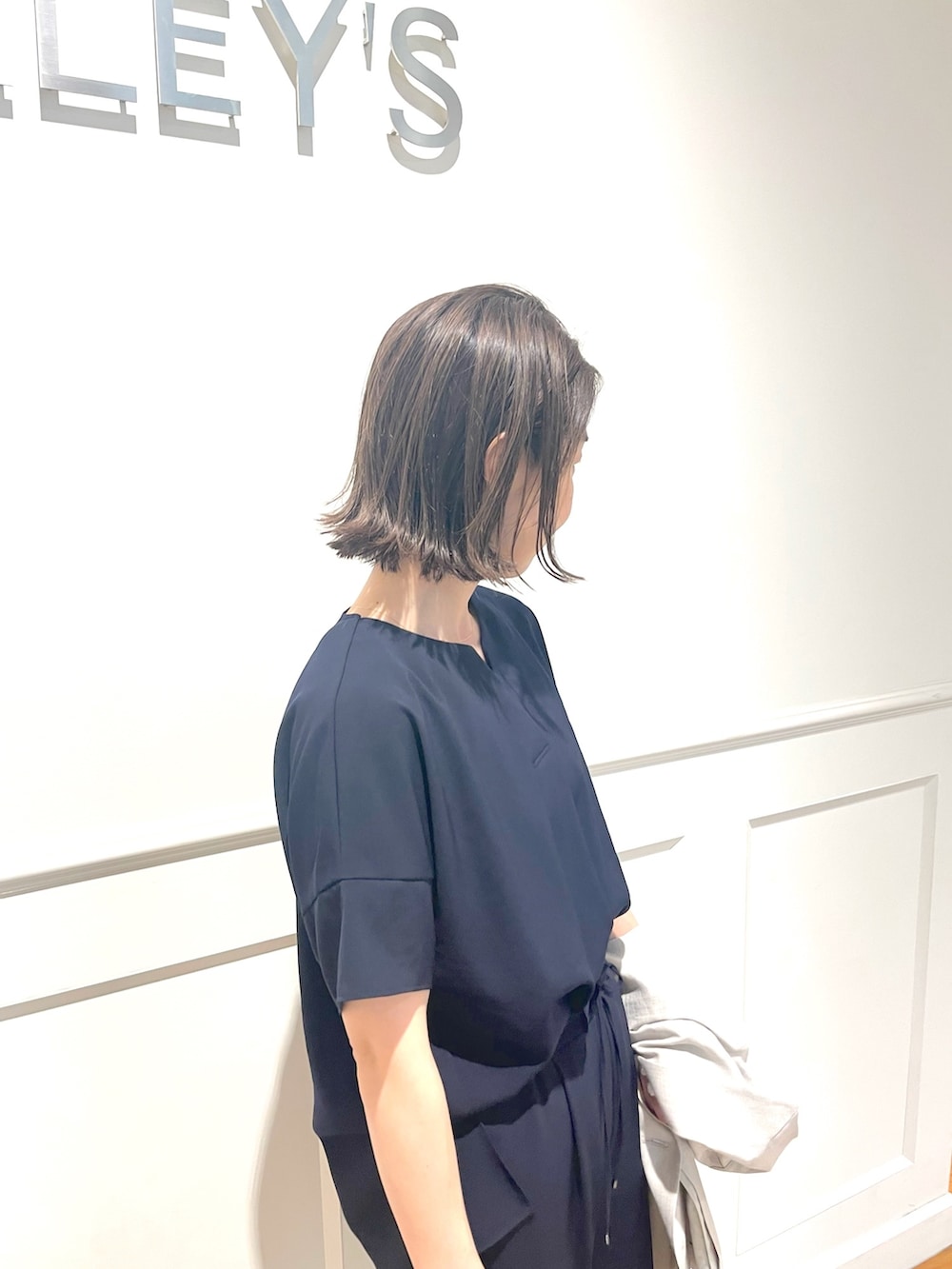 「ママコーデ、セットアップ、セットアップスタイル、ネイビー、保護者会コーデ、保護者会、学校、旅行、ラクチンコーデ、シンプルコーデ、春服」｜「NOLLEY’Sのソリビア/ツイルキーネックブラウス（シャツ/ブラウス、ブルー系）」を使った、ISHIDAさん（レディース・158cm）の春コーディネートの5枚目の写真