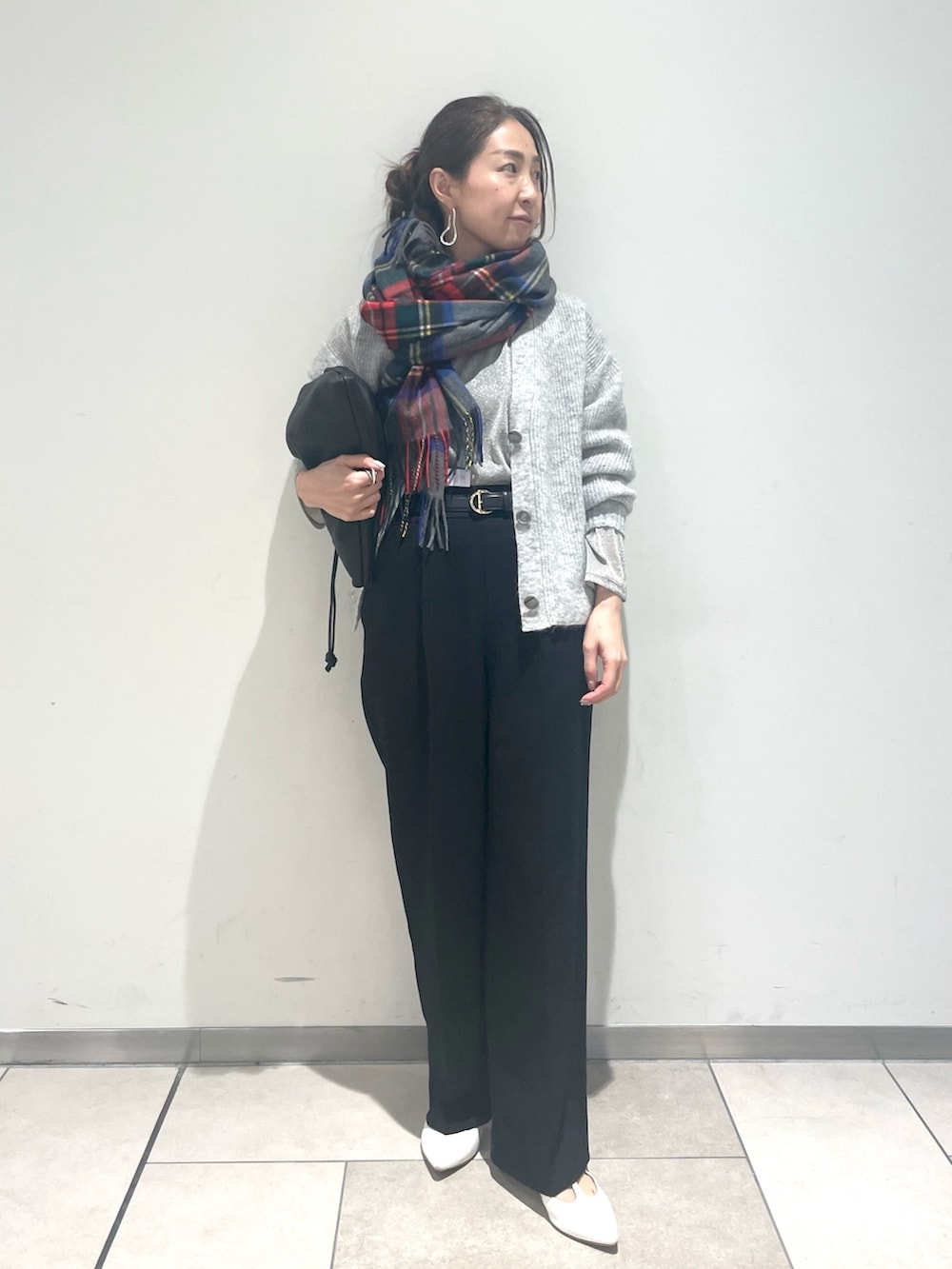 ブラック系のその他パンツ、ブラック系のショルダーバッグ、シルバー系のTシャツ/カットソーを着用したレディースの冬コーディネートの2枚目の写真