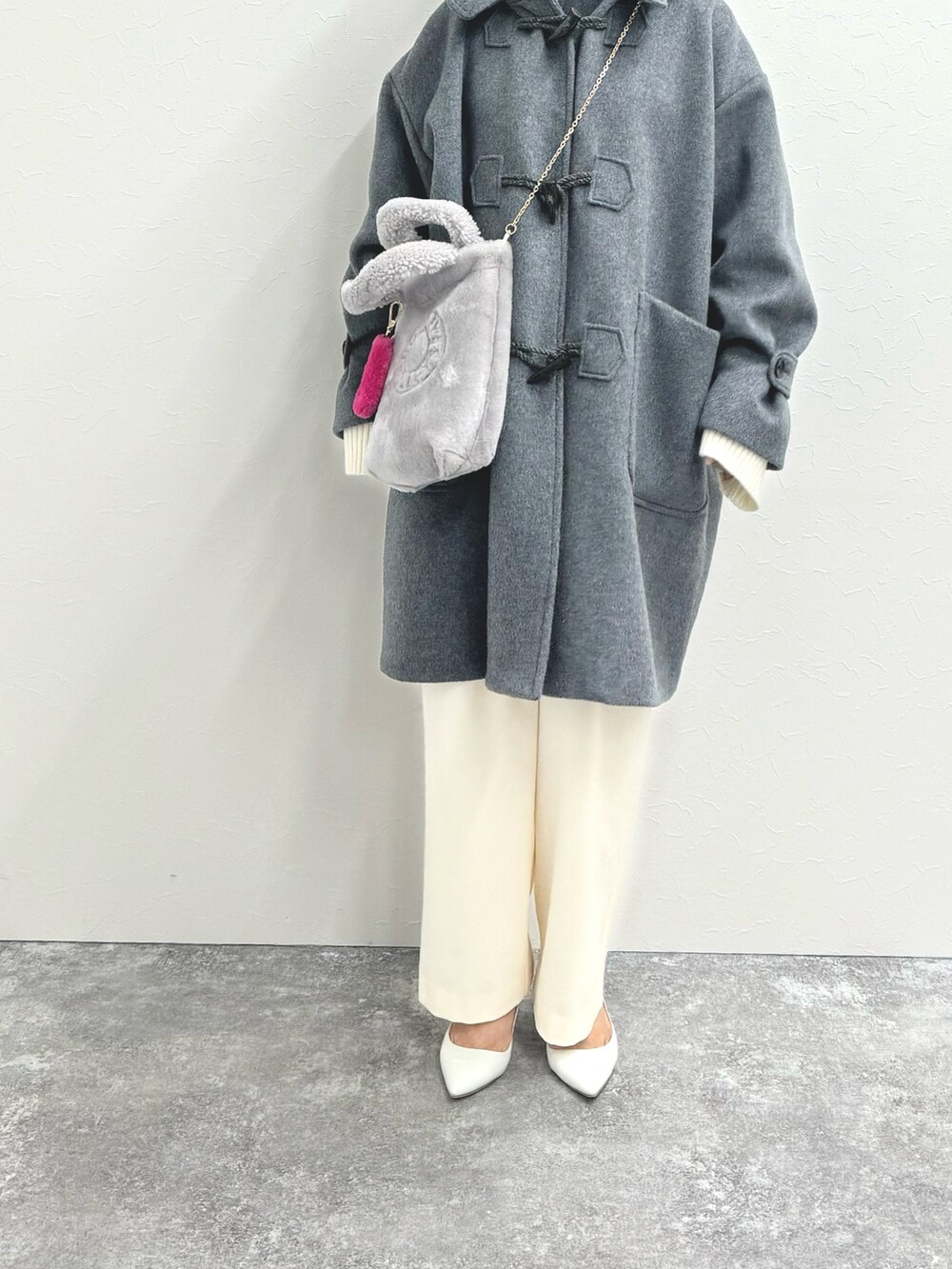 「ダッフルコート、コート、グレーコーデ、白パンツ、ワイドパンツ、休日スタイル、ムートン、キーホルダー、チャーム、毎日コーデ、ootd、シンプルスタイル、冬服」｜「NOLLEY’SのNMPミドル丈ダッフルコート（ダッフルコート、グレー系）」を使った、ISHIDAさん（レディース・158cm）の秋コーディネートの6枚目の写真