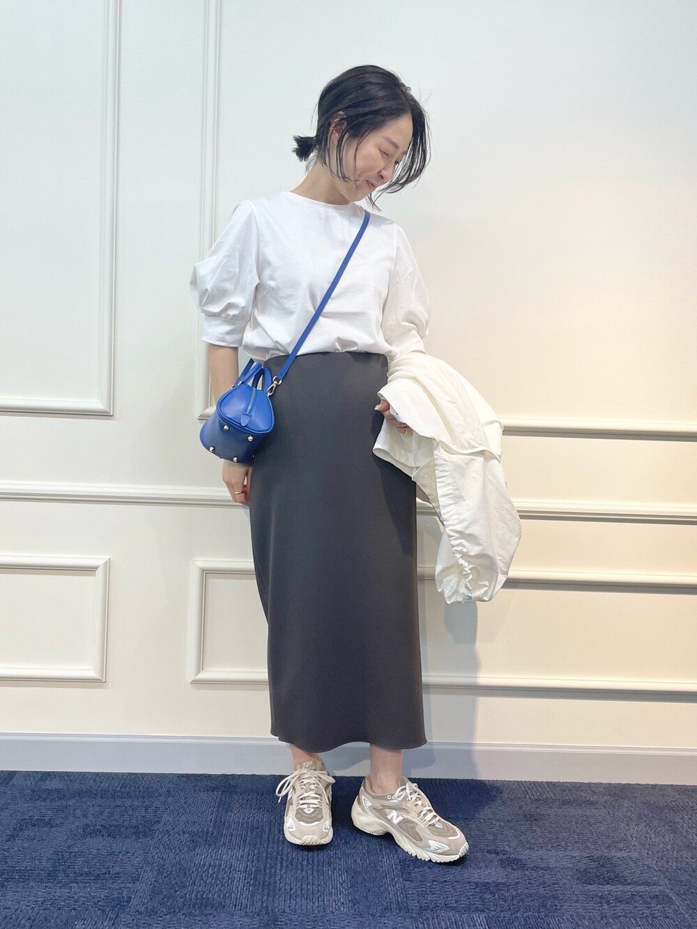 「ブルゾン、マンパ、マウンテンパーカー、春アウター、タイトスカート、休日スタイル、ママコーデ、ママファッション、お花見、スニーカーコーデ、スニーカー、大人カジュアル、カジュアルコーデ、いまどきジャケット写真」｜「NOLLEY’Sのウォッシャブル2WAYショートマウンテンパーカー（マウンテンパーカー、ホワイト系）」を使った、ISHIDAさん（レディース・158cm）の春コーディネートの6枚目の写真