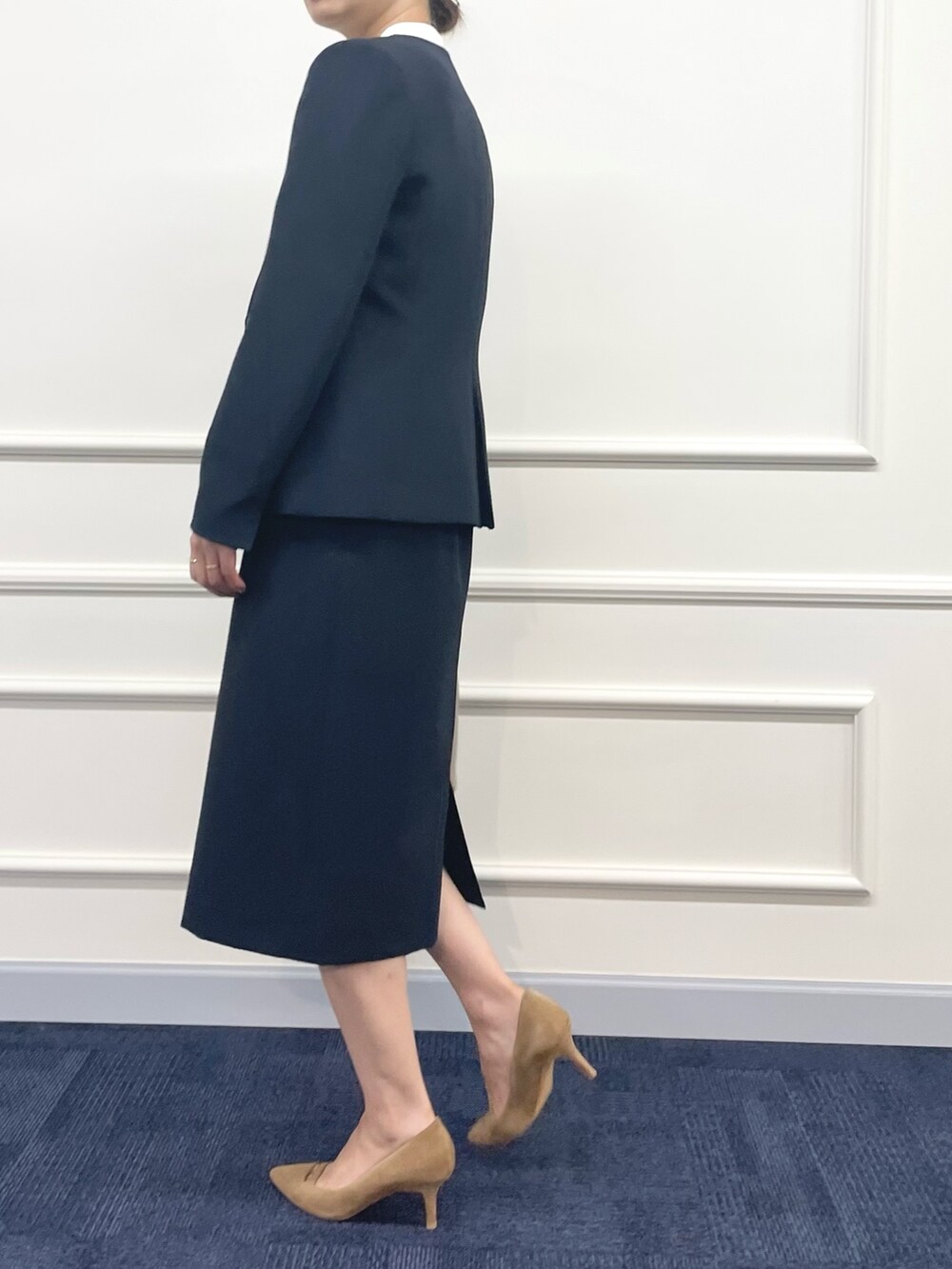 「スーツスタイル、セットアップ、秋のコーデ、大人女子、お仕事コーデ、ネイビー、フリルブラウス、ショート丈トップス、着回しコーデ、大人コーデ」｜「NOLLEY’Sの《セットアップ対応》ウォッシャブルソフトダブルクロスVネックジャケット（ノーカラージャケット、ブルー系）」を使った、ISHIDAさん（レディース・158cm）の秋コーディネートの3枚目の写真