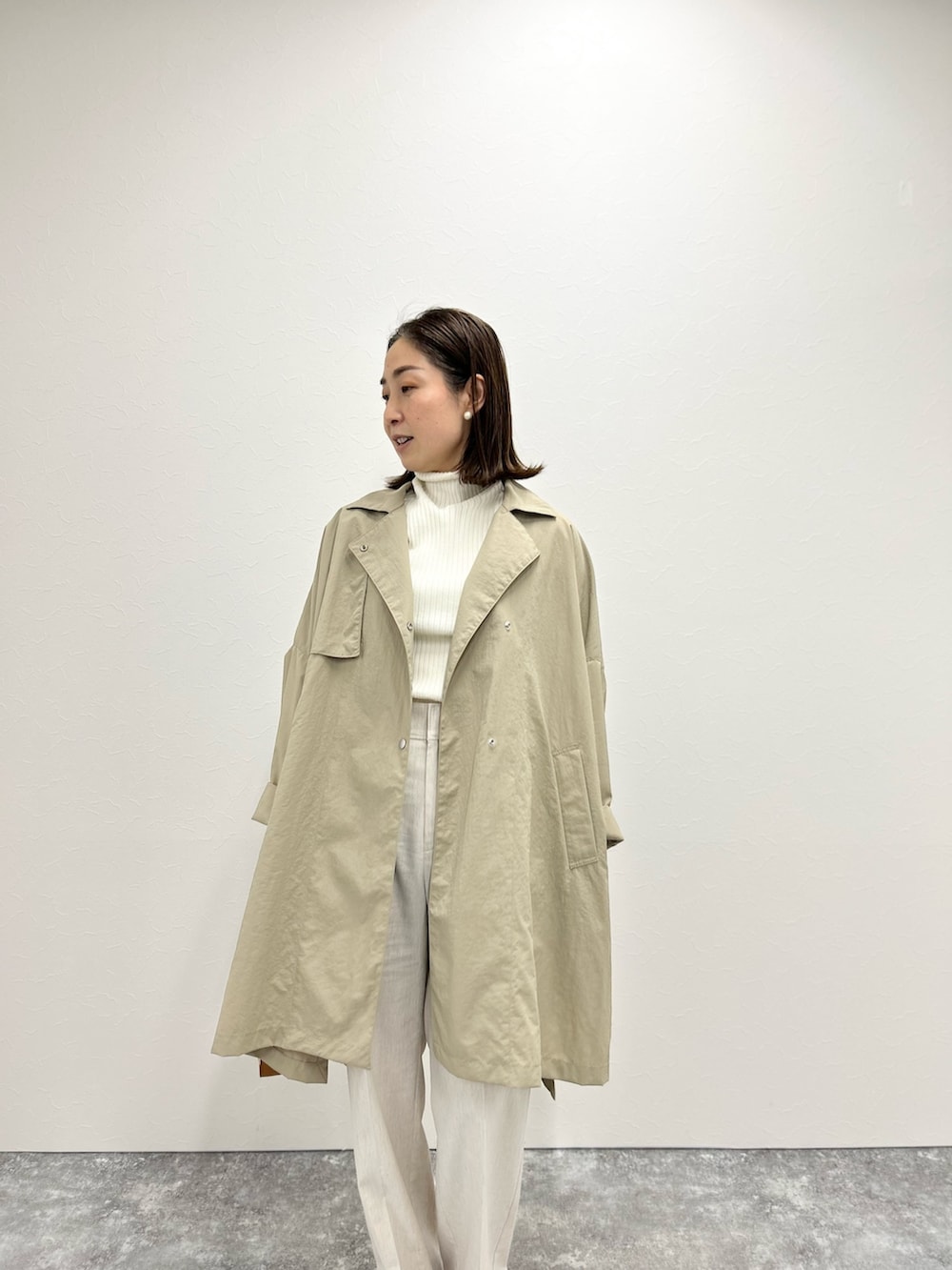 「ピンク、春服みてみて、休日スタイル、トレンチコート、春コーデ、ワイドパンツ、ベージュ、ベージュコーデ、ベージュパンツ、春アウター、パンツコーデ、バレエシューズ」｜「NOLLEY’Sのウォッシャブル撥水タフタオーバーコート（その他アウター、ベージュ系）」を使った、ISHIDAさん（レディース・158cm）の春コーディネートの2枚目の写真