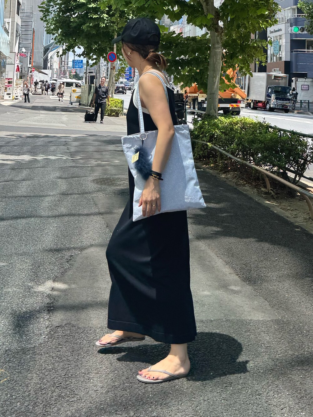 ブルー系のワンピース、ベージュ系のトートバッグ、ブラック系のキャミソールを着用したレディースの秋コーディネートの3枚目の写真